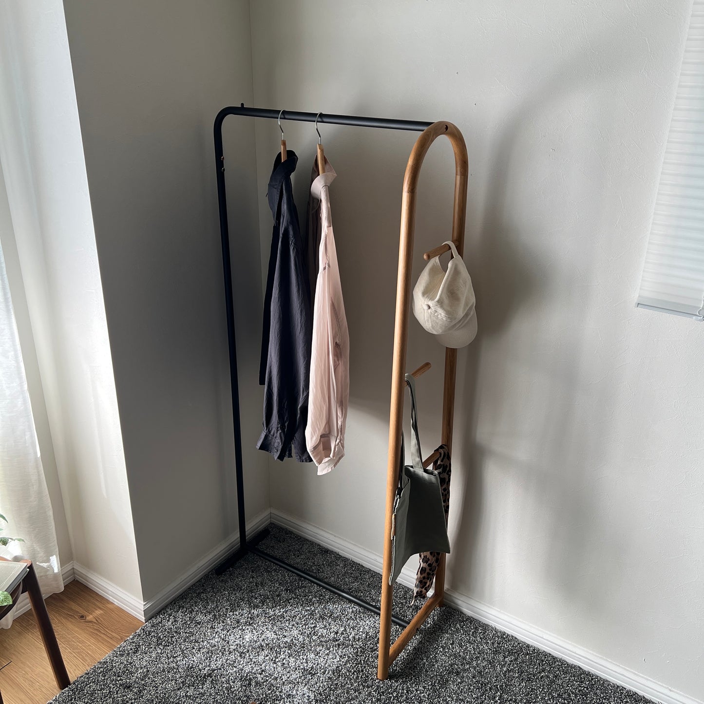オーク材とブラックスチールのハンガーラック
