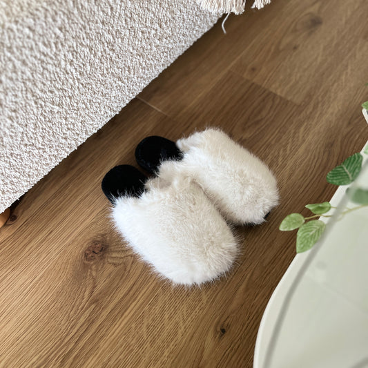 ホワイトのファースリッパを部屋に置いている様子