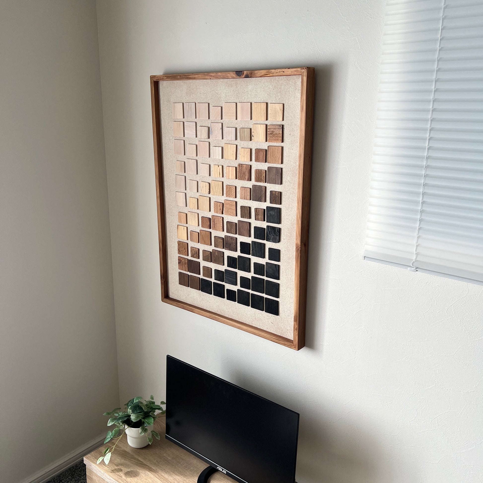 ウッドチップが立体的に貼り付けられたアート