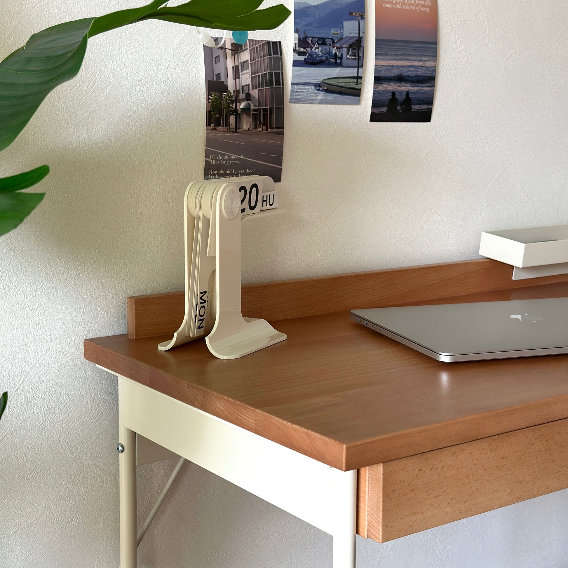 ウッドとスチール素材のデスクにカレンダーを置いている様子