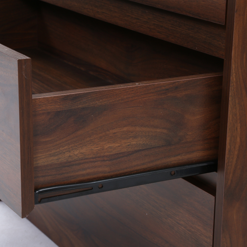 4段チェストウォルナットの引き出しの内部側面を写している様子