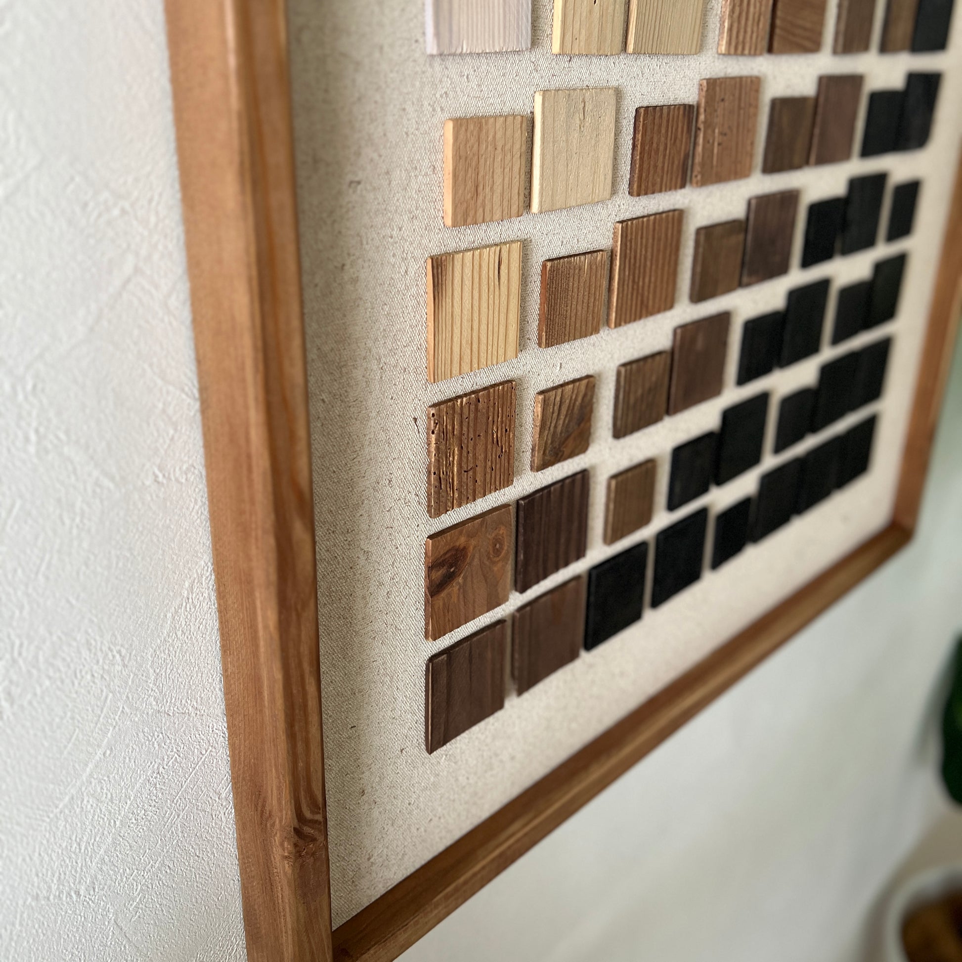 ウッドチップが立体的に貼り付けられたアート