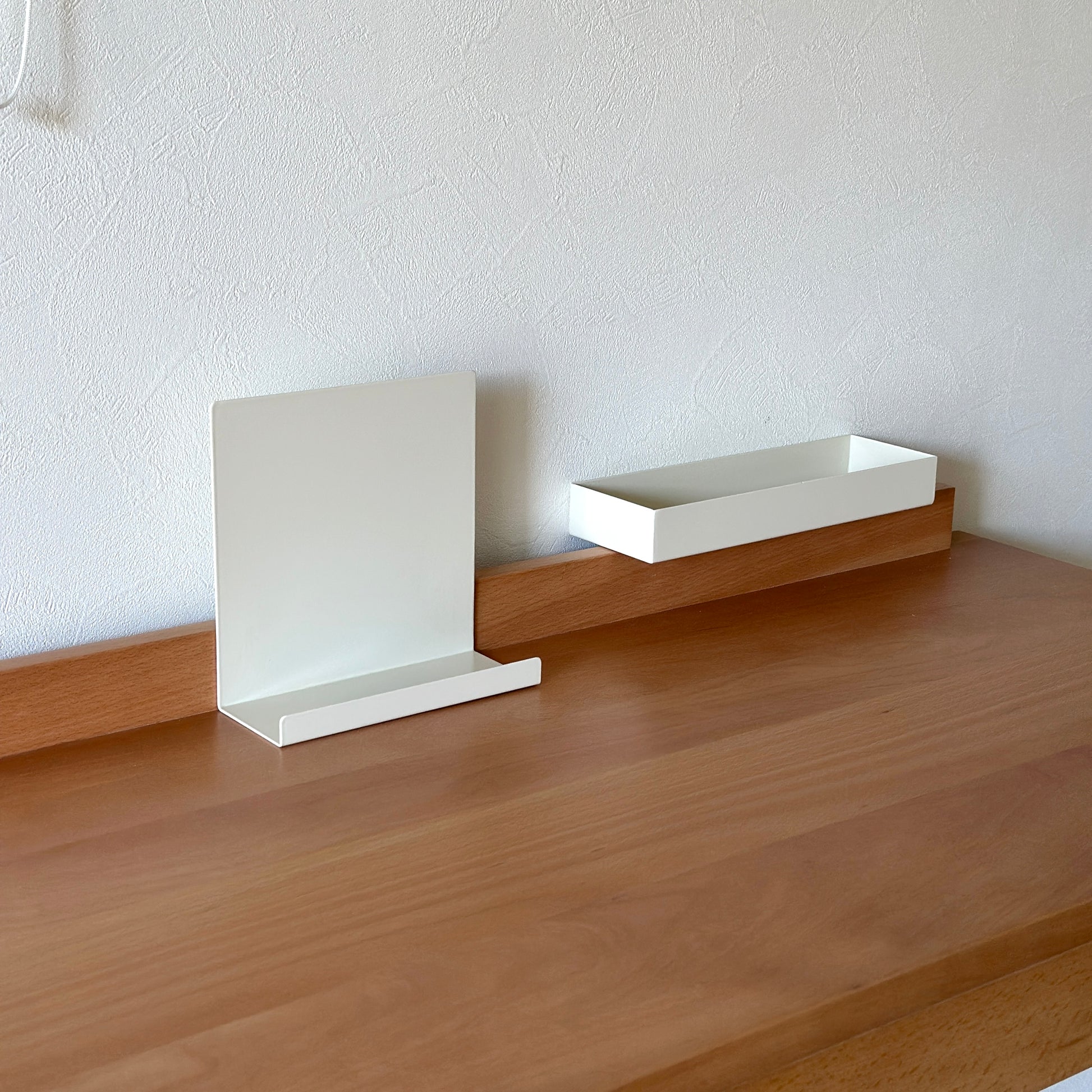 ウッドとスチール素材のデスクの付属品