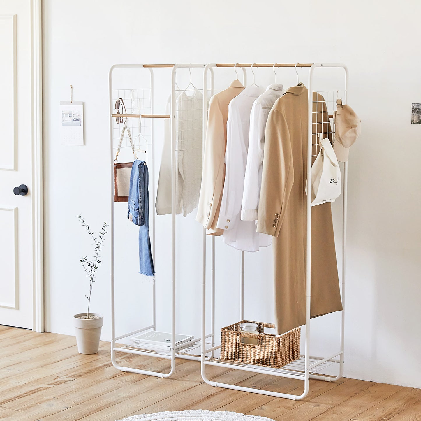 天然木とスチールを組み合わさったコンパクトな白のハンガーラックがサイズ違いで2つ並んでいる様子