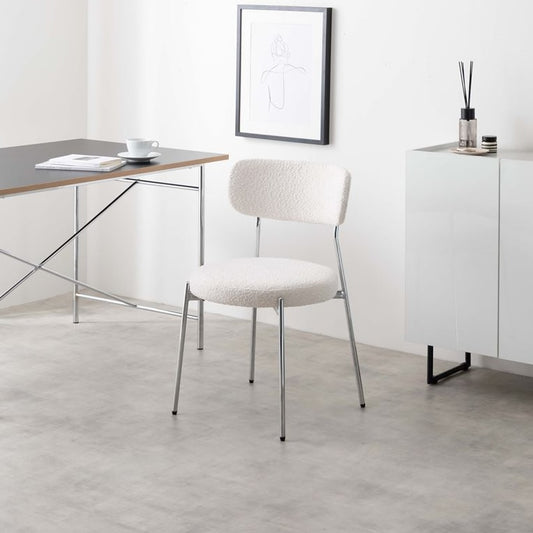 ホワイトのもこもこな素材のダイニングチェア