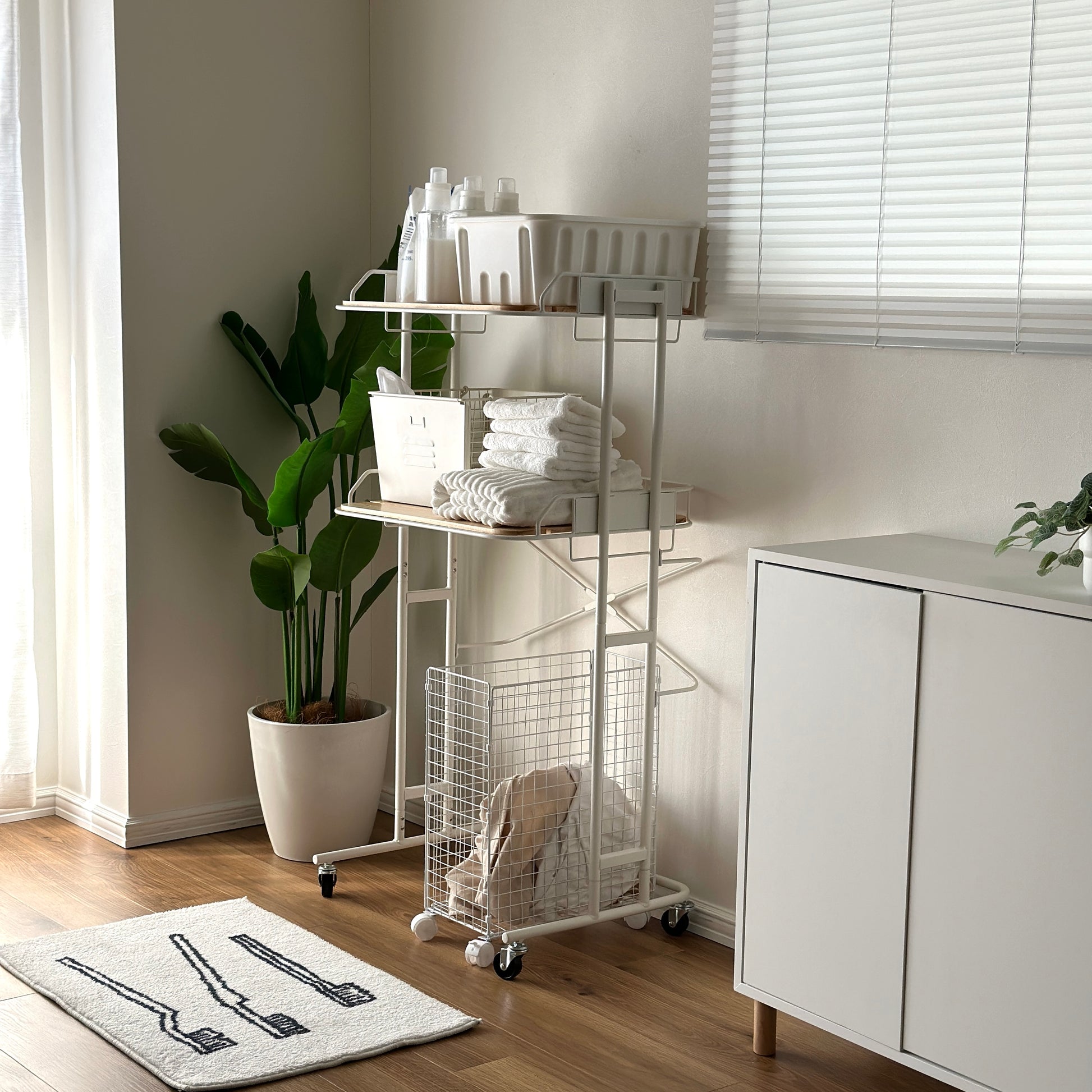 ホワイトとウッドのキッチンラックを洗面所で使用している様子