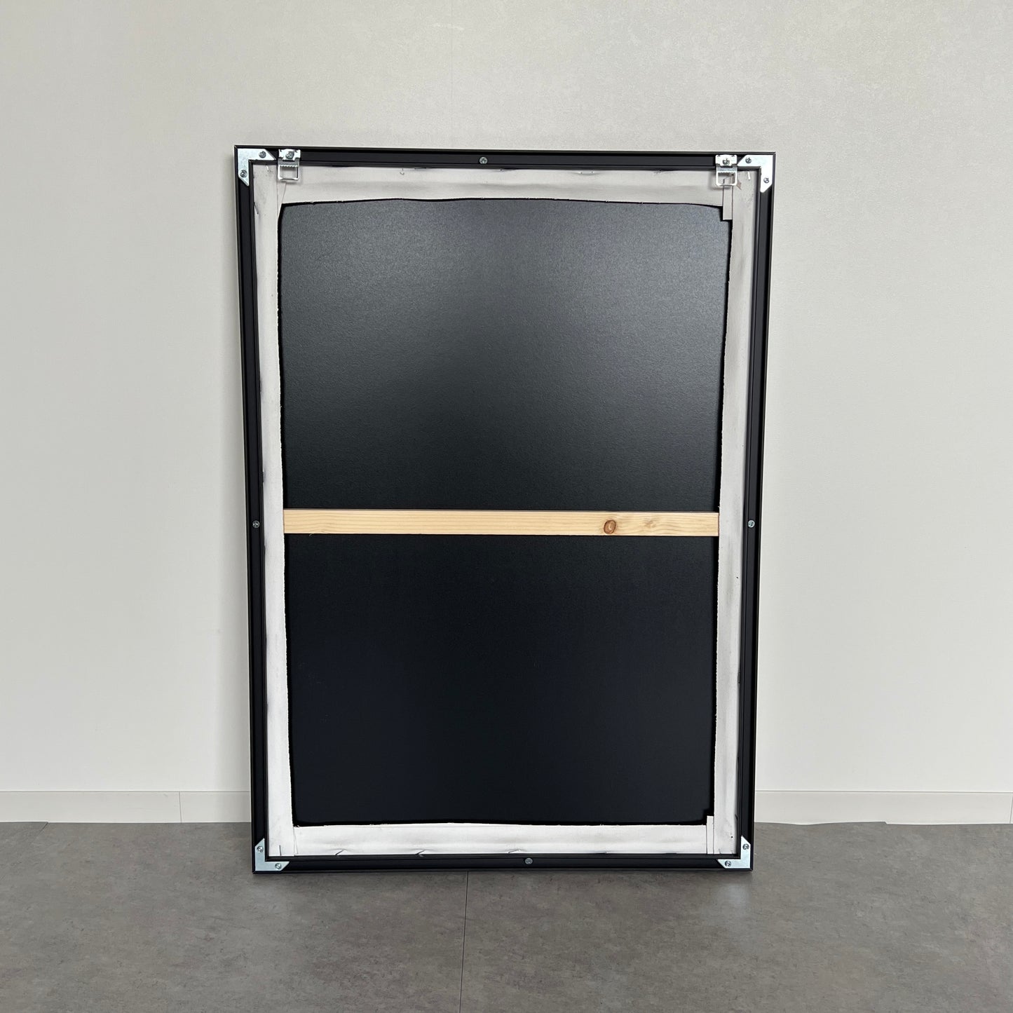 表面に凹凸があるモノトーンカラーのアートの裏側