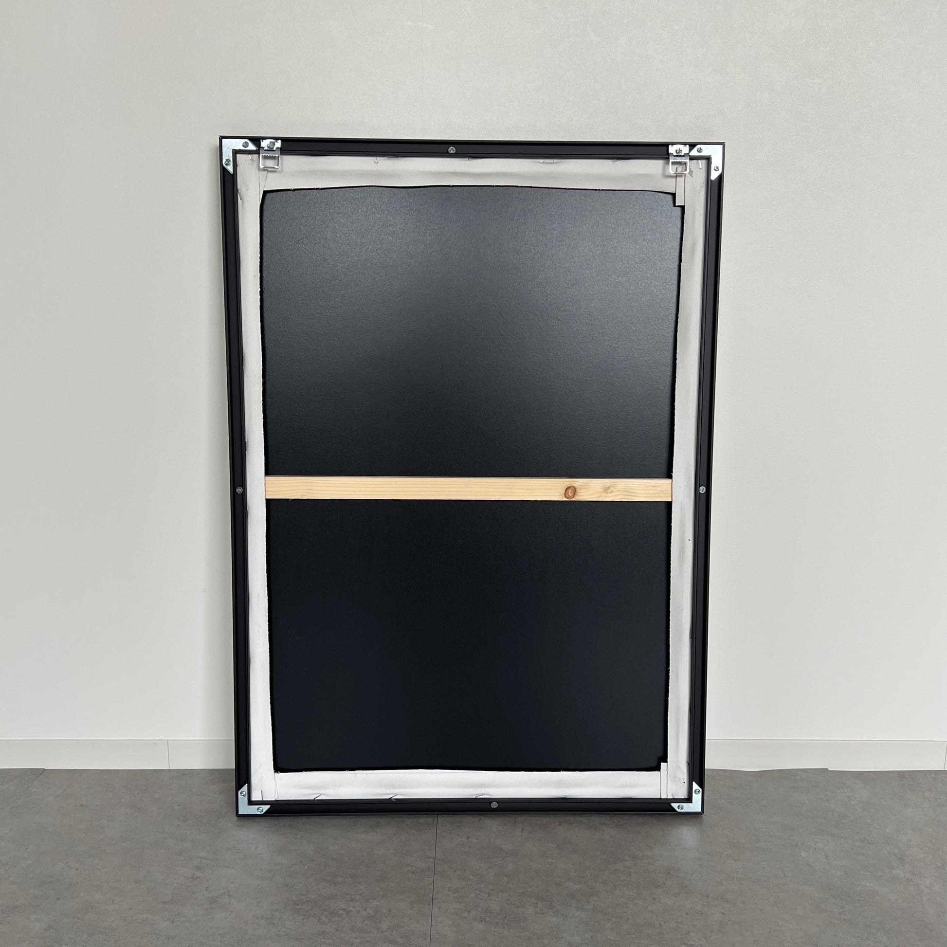 表面に凹凸があるモノトーンカラーのアートの裏側