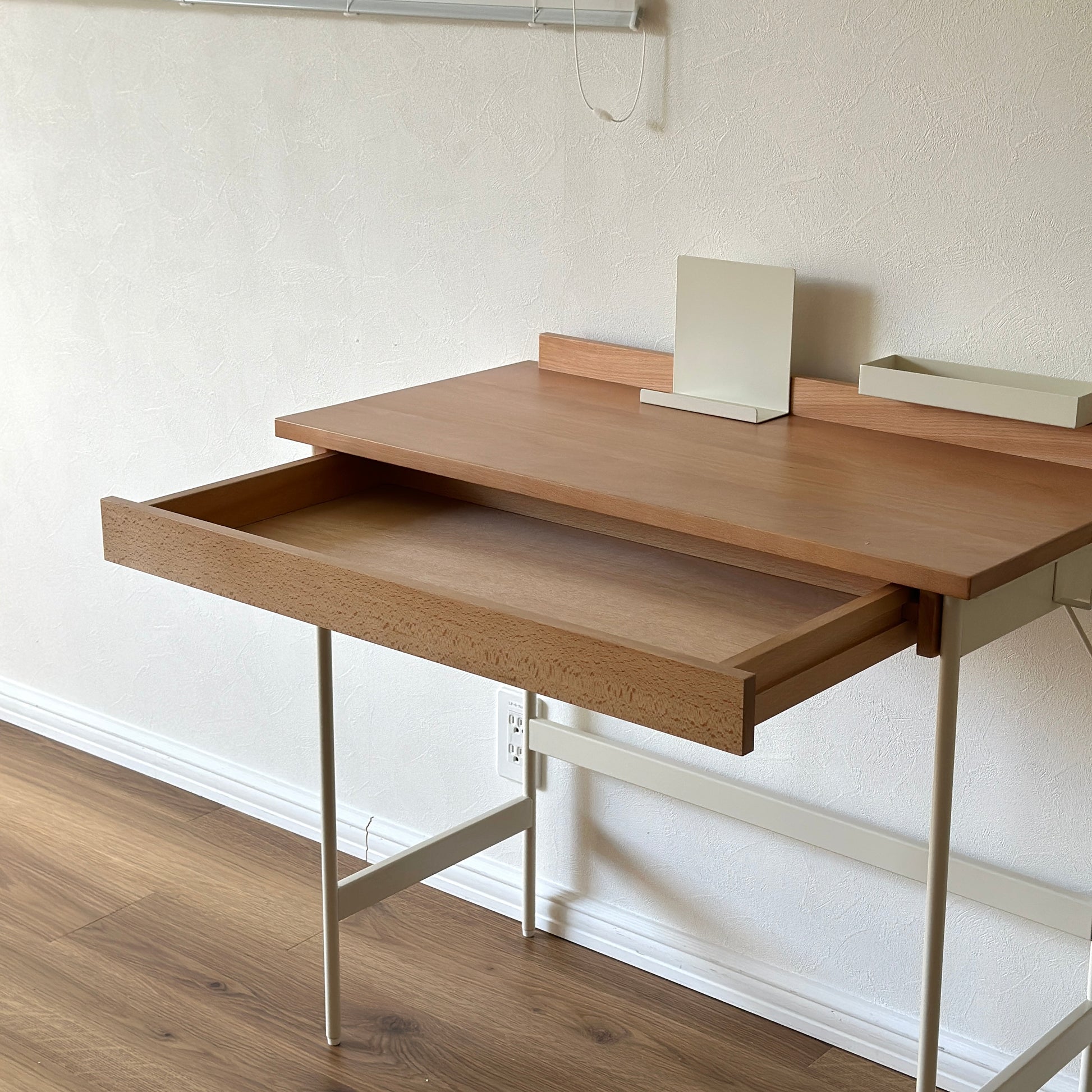 ウッドとスチール素材のデスク