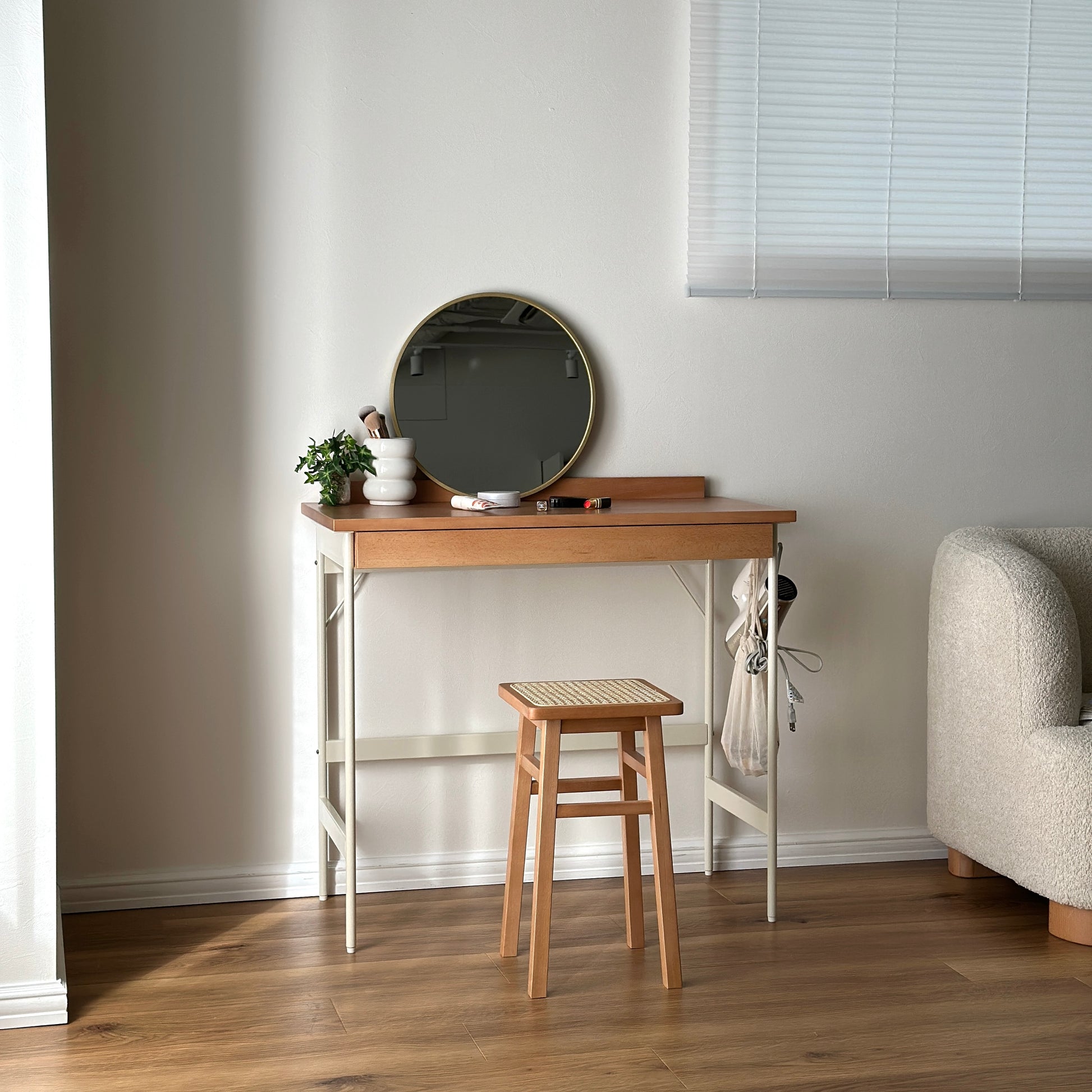 ウッドとスチール素材のデスクをドレッサーにしている様子