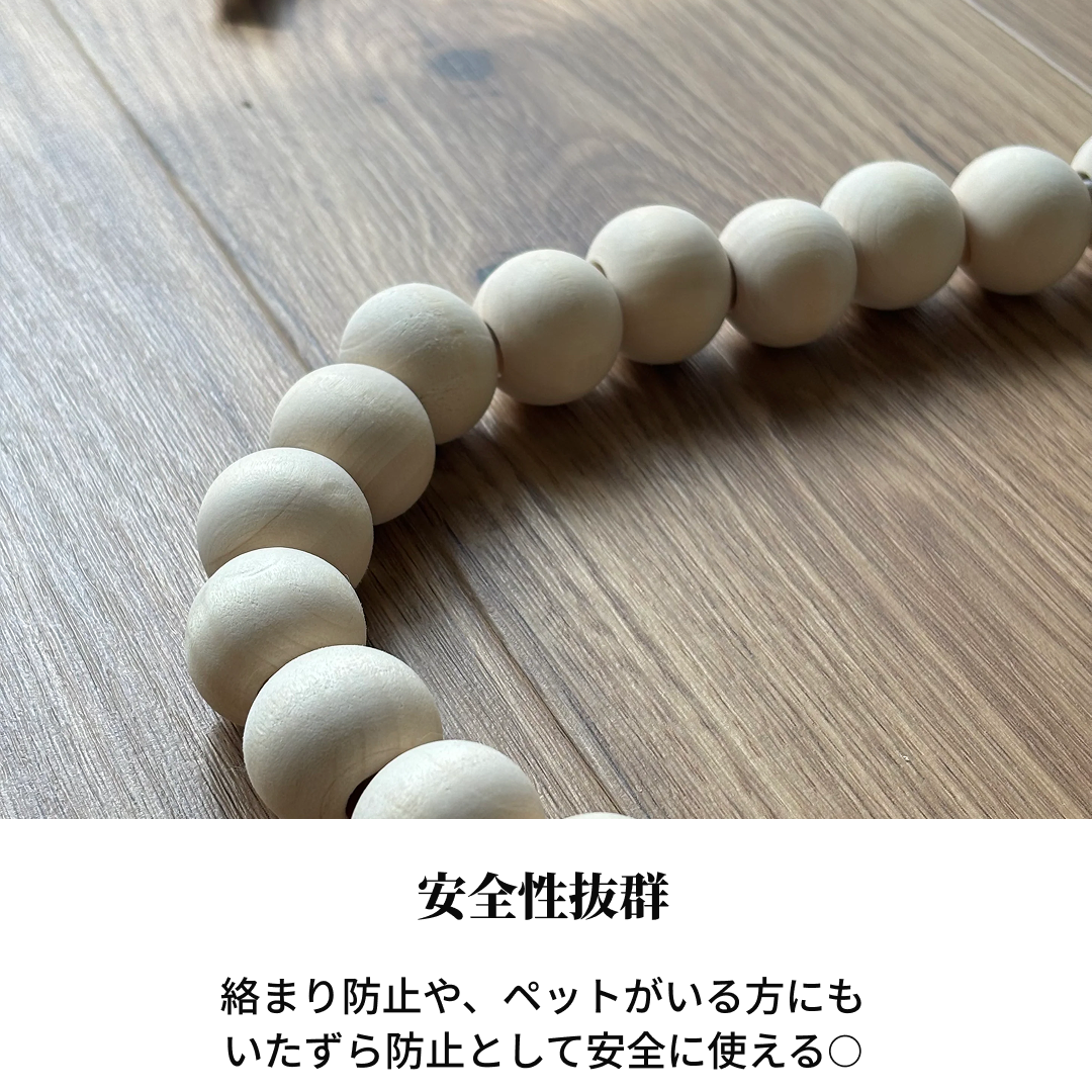 ウッドコードカバーの滑らかで均一なサイズのオフホワイト木製ビーズの連なり。