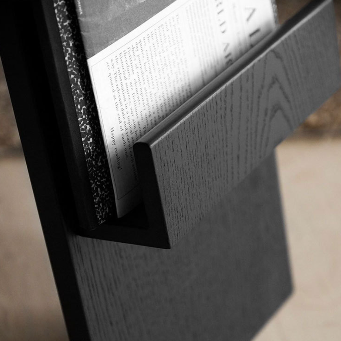 ブラックウッドのサイドテーブルの雑誌を置く部分