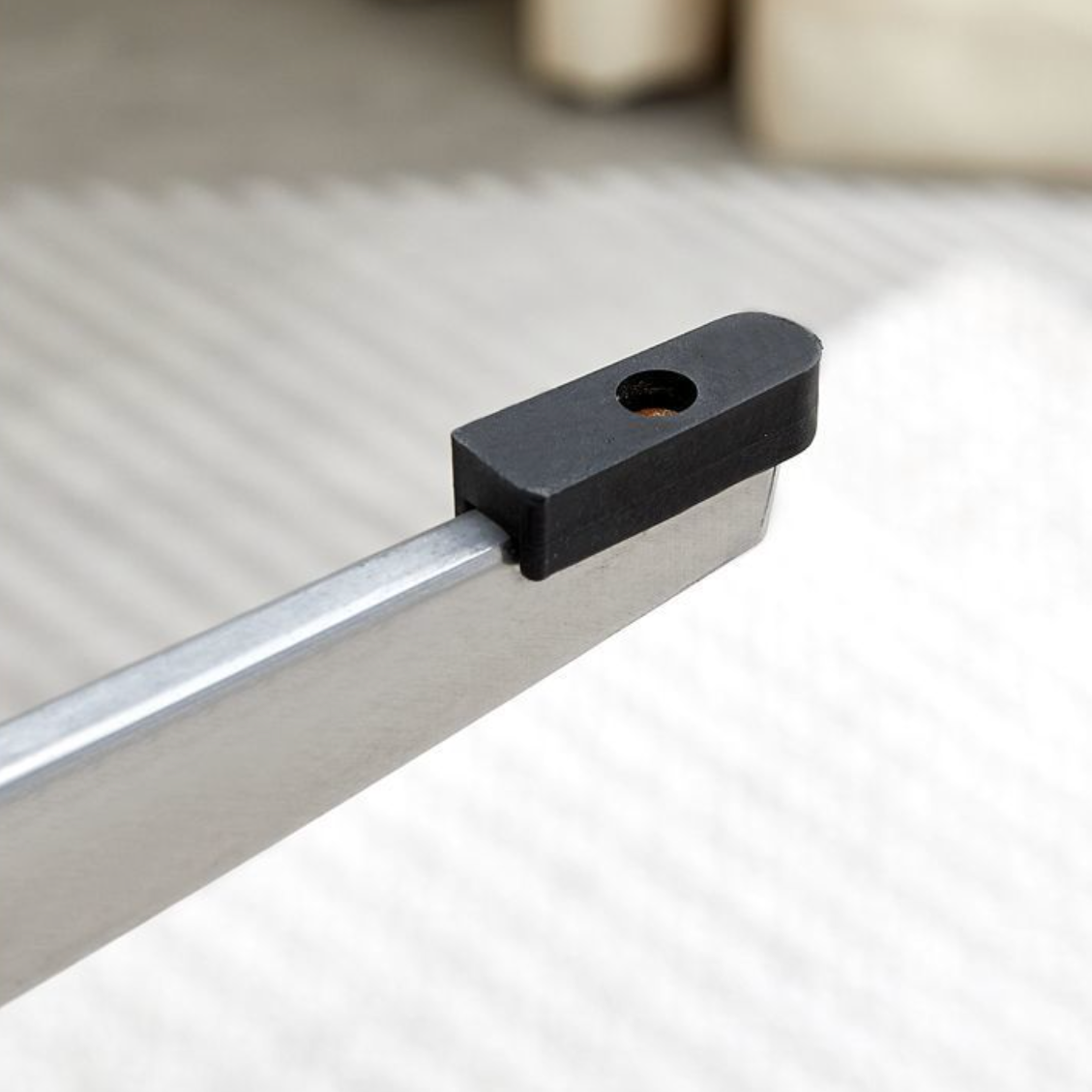 白くて丸いカフェテーブルの脚の裏面をアップにした写真