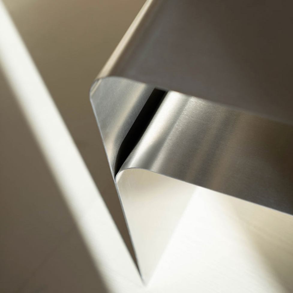 シルバーのサイドテーブルをドアップで撮った様子