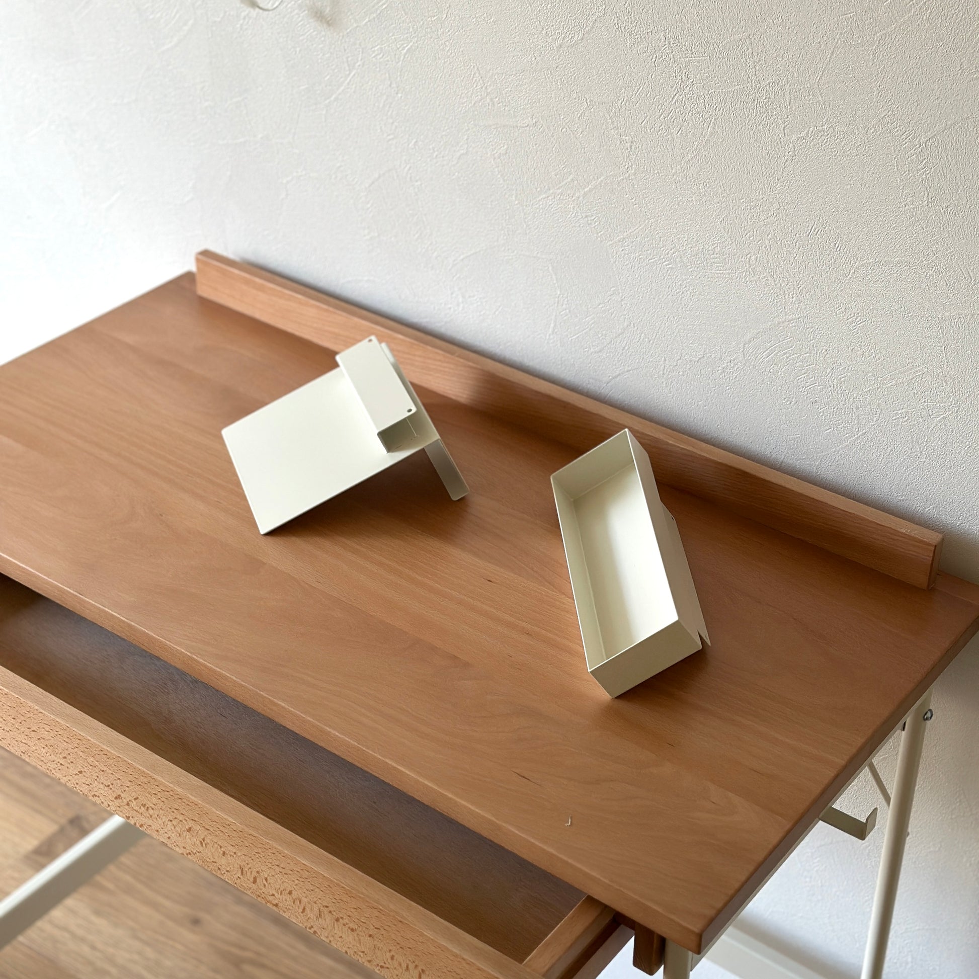 ウッドとスチール素材のデスクの付属品