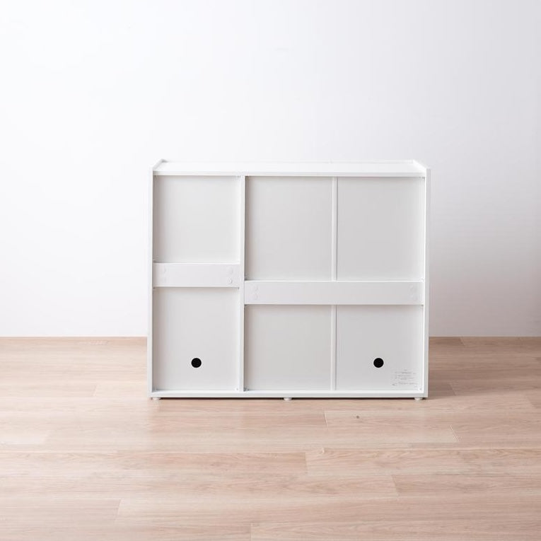 波型扉のホワイトのキャビネットの裏側