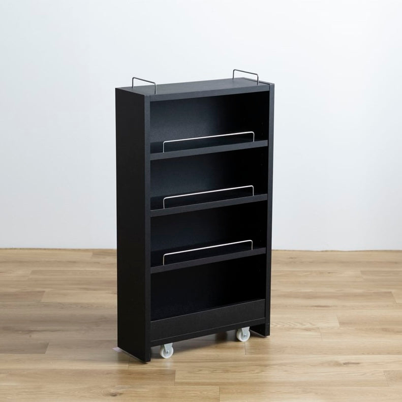 隙間に収まる黒の収納ワゴンの写真