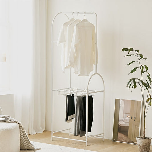 下段がスラックス、上段はハンガーが掛けられる真っ白のハンガーラックが部屋に置いてある