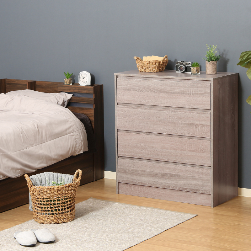 ベッドサイドに4段チェストグレーが置いてある様子