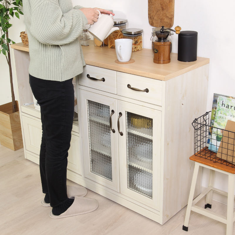 キッチンカウンターの上でお茶を淹れている様子