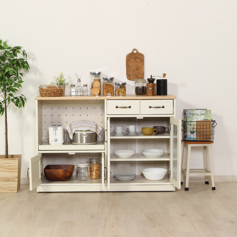 キッチンカウンターの収納棚の扉が開いて収納物が見えている様子