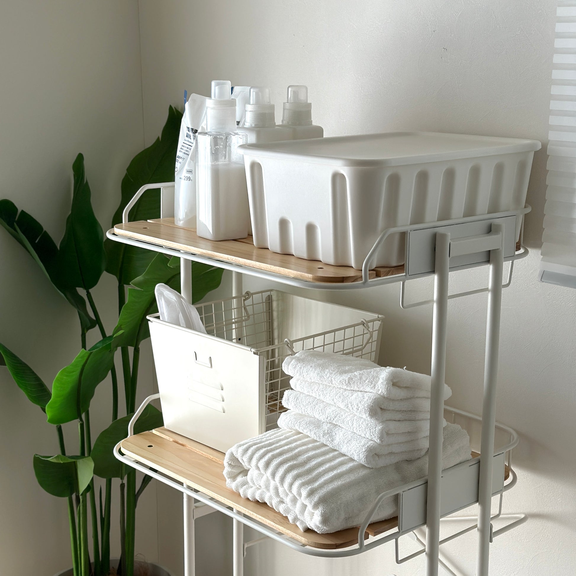 ホワイトとウッドのキッチンラックを洗面所で使用している様子