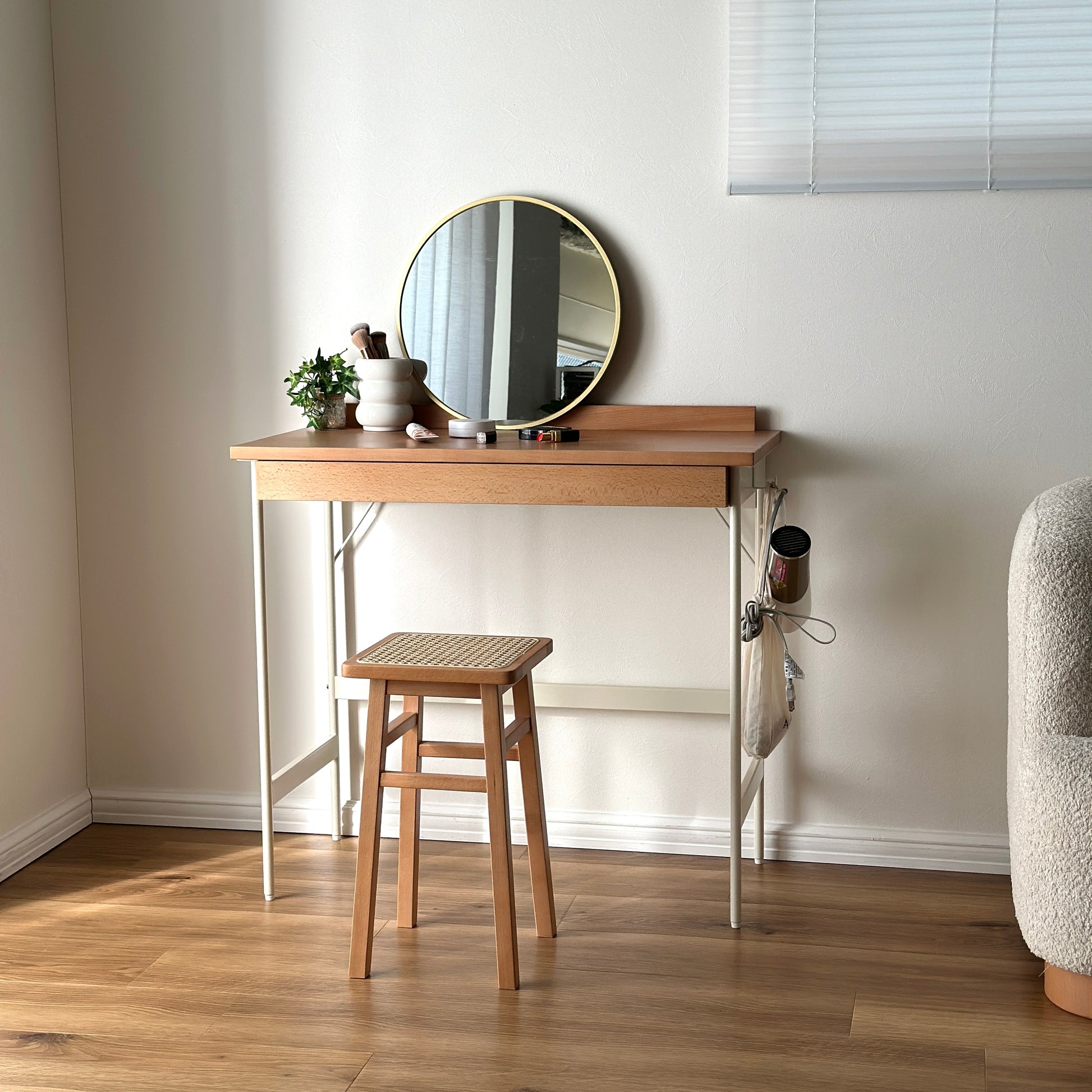 ウッドとスチール素材のデスクをドレッサーにしている様子