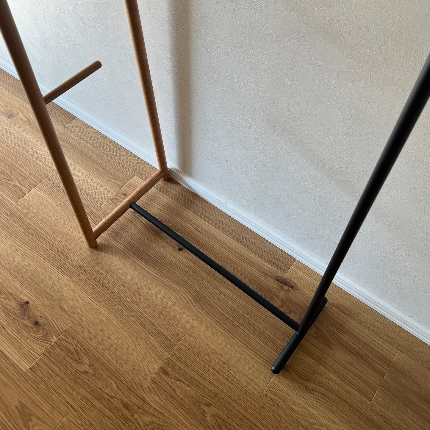 オーク材とブラックスチールのハンガーラックの下の部分