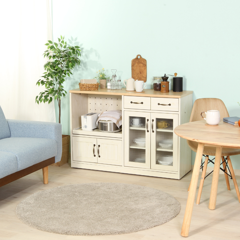 リビングにキッチンカウンターが置いてある様子