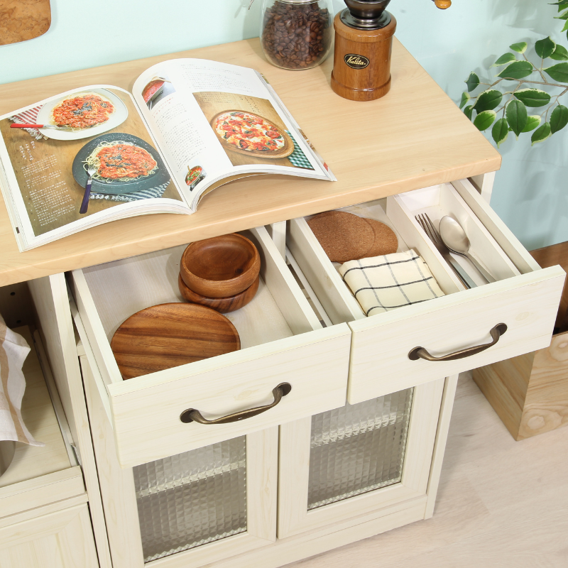 キッチンカウンターの引き出しにキッチン雑貨や小物が収納されている様子