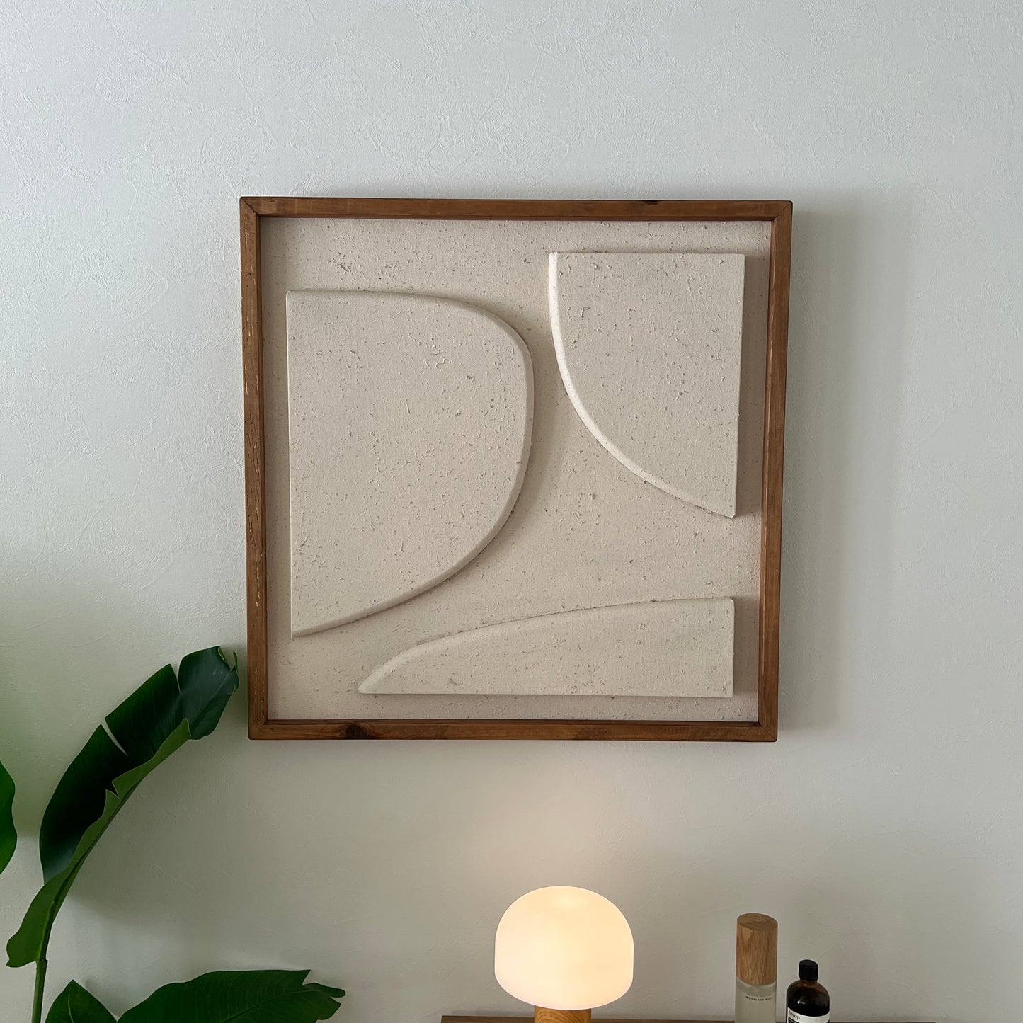 ベージュの立体的なウッドピースが貼り付けられたアート