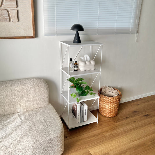 ホワイトの4段ワイヤーラックにライトやティッシュケース、植物、本が置かれてある様子