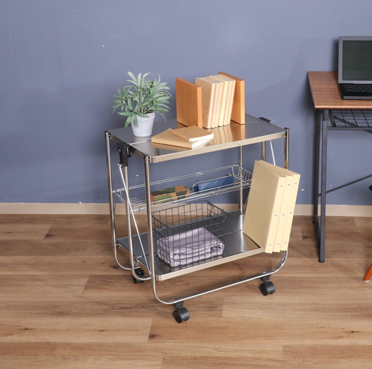 シルバーのフォールディングワゴンに書類や本、植物などが置かれてある様子