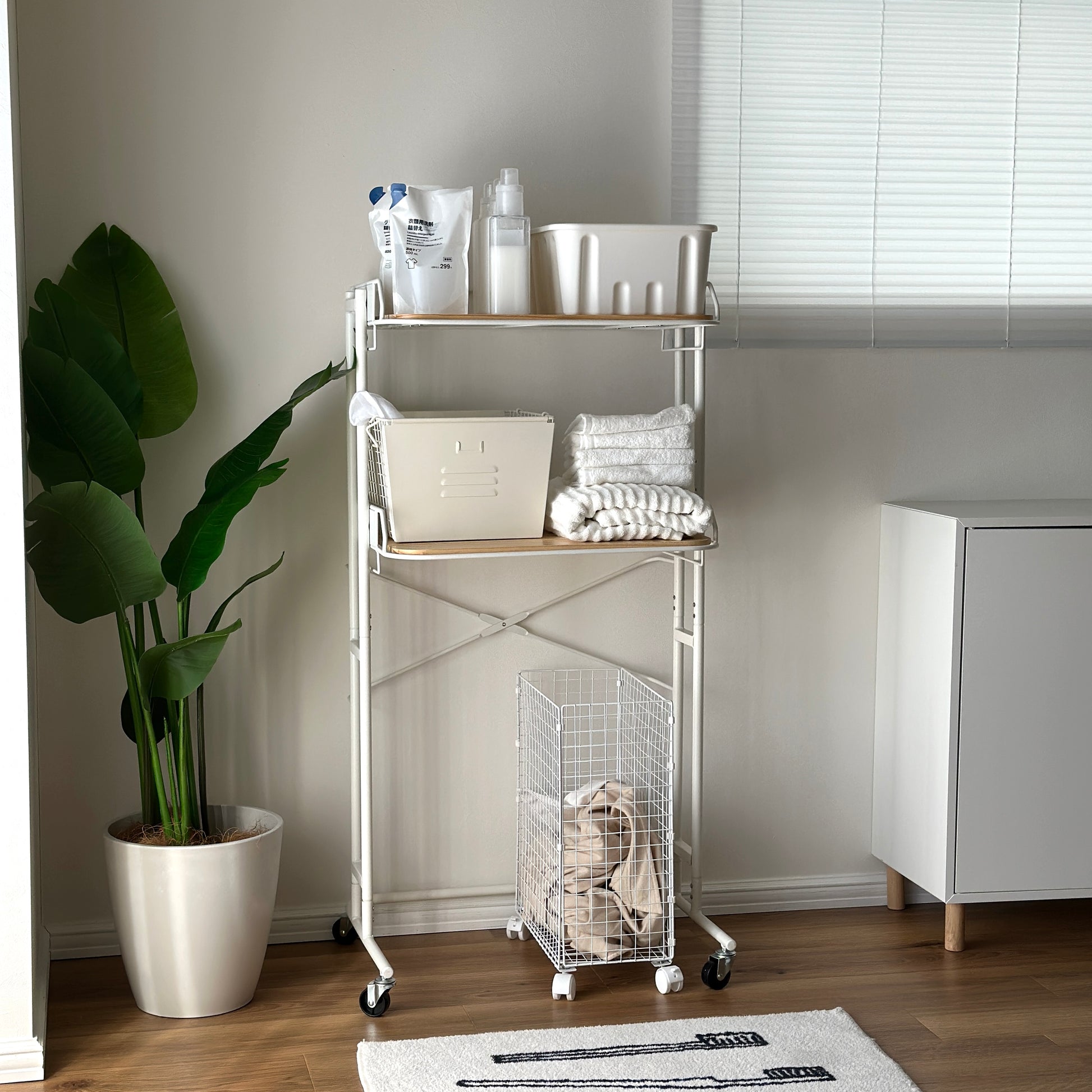 ホワイトとウッドのキッチンラックを洗面所で使用している様子