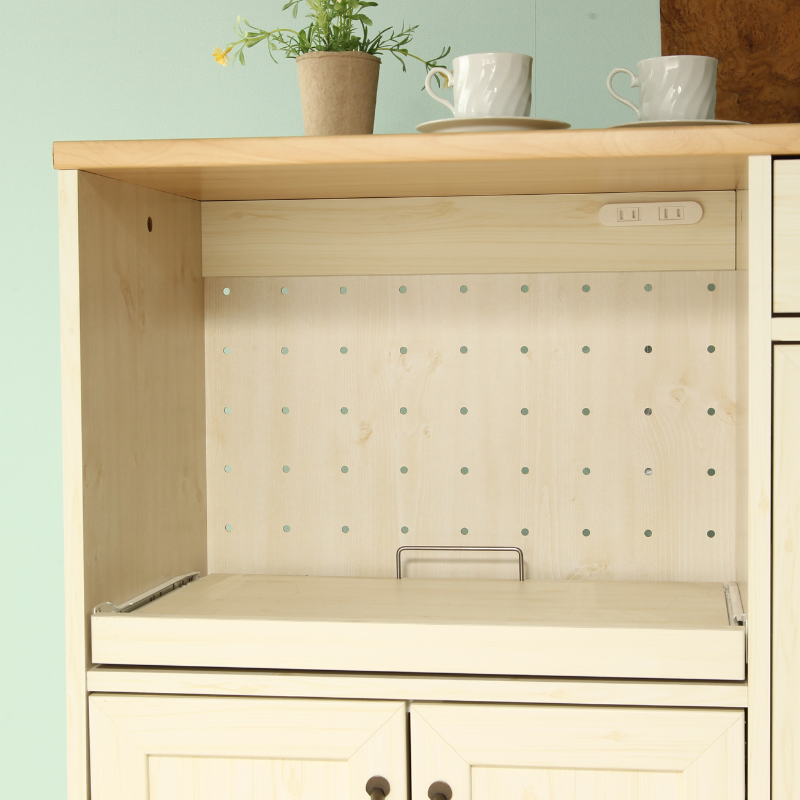 キッチンカウンターの上段の棚を写している様子