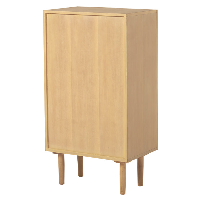 ラタン収納キャビネットを白抜きで裏側を写しいる様子