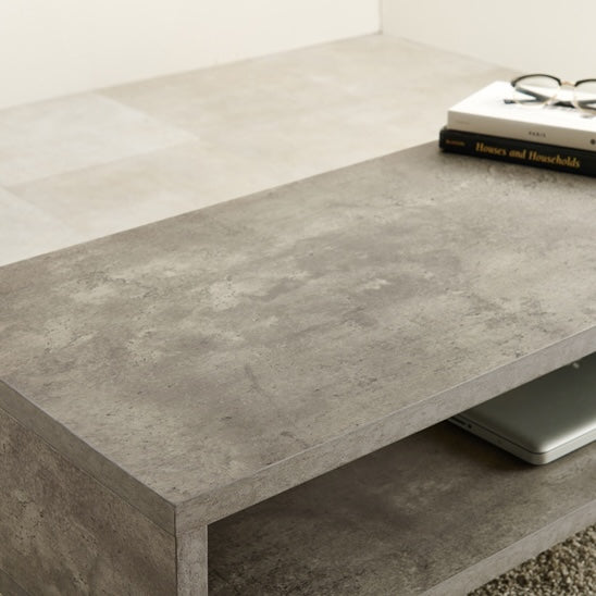 コンクリート風のスタイリッシュなローテーブルの天板の質感が分かる写真