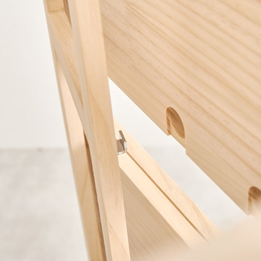 折畳みウッドラックの組み立て接合部分を写している様子