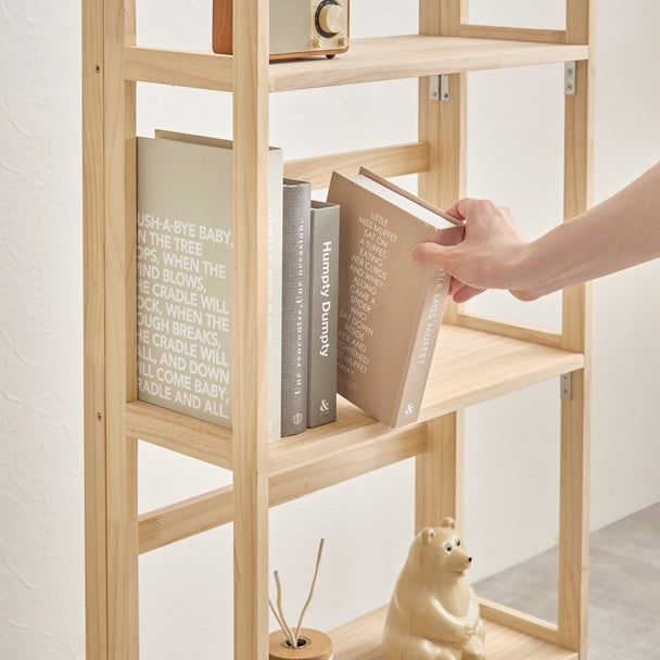 折畳みウッドラックの棚に本を収納している様子