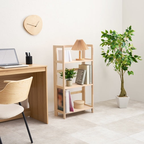 折畳みウッドラックがデスク横に置いてある様子