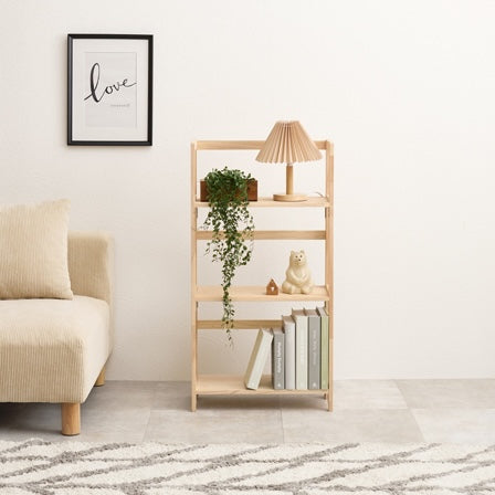 折畳みウッドラックがソファ横に置いてあるのを正面から写している様子