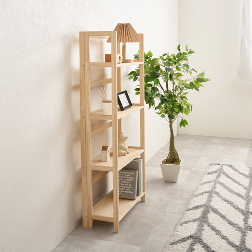 折畳みウッドラックが壁際に置いてある様子