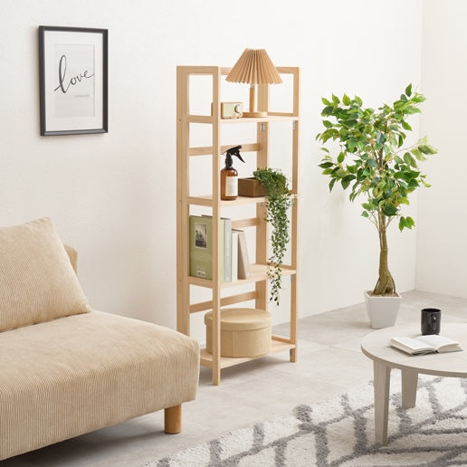 折畳みウッドラックがソファ横に置いてある様子