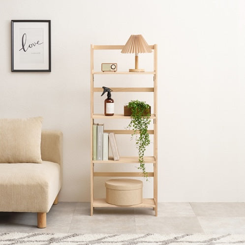 折畳みウッドラックがソファ横に置いてある様子