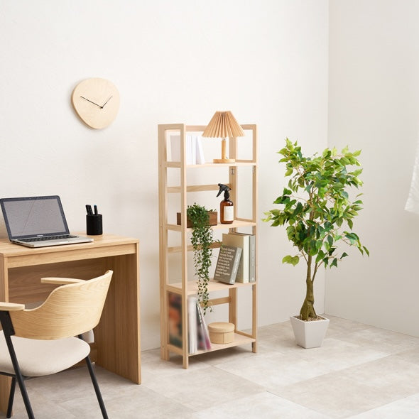 折畳みウッドラックがデスク横に置いてある様子