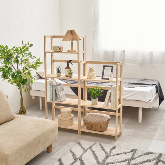 折畳みウッドラックがベッドサイドに置いてある様子