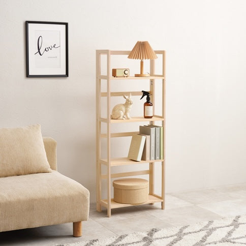 折畳みウッドラックがソファ横に置いてある様子