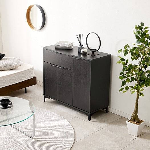 ブラックの木目調引き出し&扉収納キャビネットを部屋に置いている様子