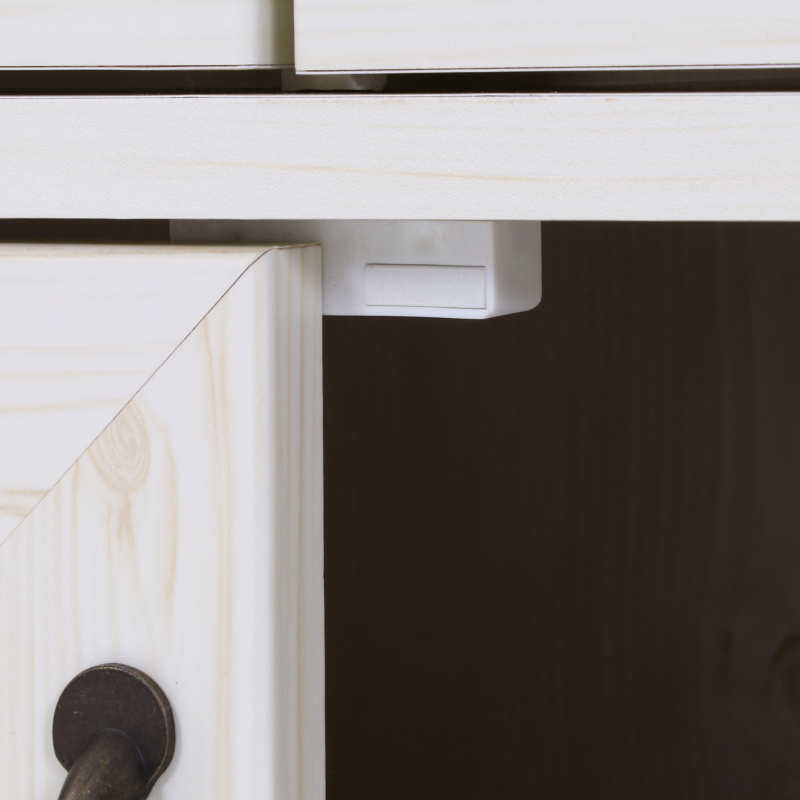 キッチンカウンターの収納扉のマグネットキャッチ部分を写している様子