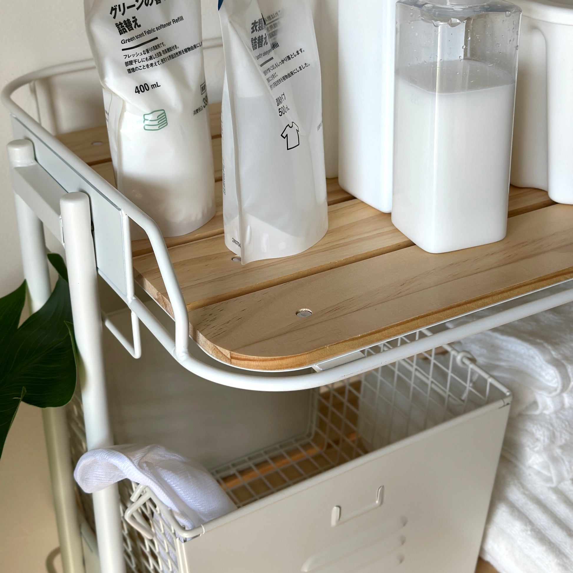 ホワイトとウッドのキッチンラックを洗面所で使用している様子